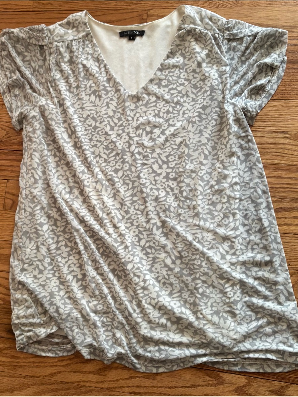 Papermoon Grey and White Floral V-Neck Short Sleeve Top